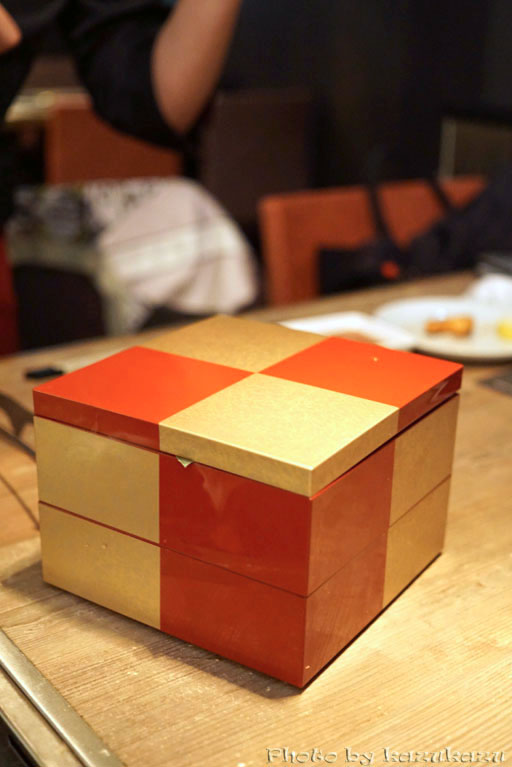 東京六本木に構える金肉(kin-niku)の金の重箱