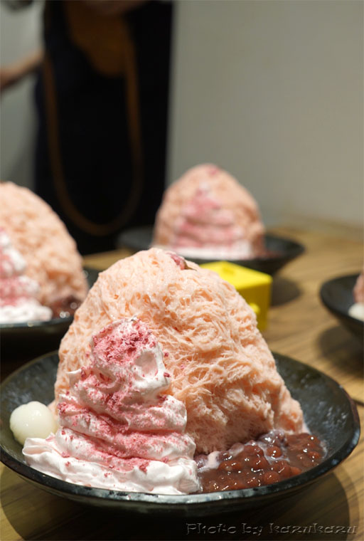 東京都渋谷区原宿に構えるアイスモンスター表参道店の桜ミルクかき氷
